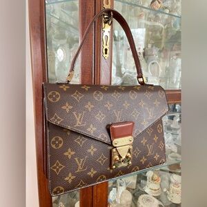 Authentic Vintage Louis Vuitton Concorde Bag
Very good condition